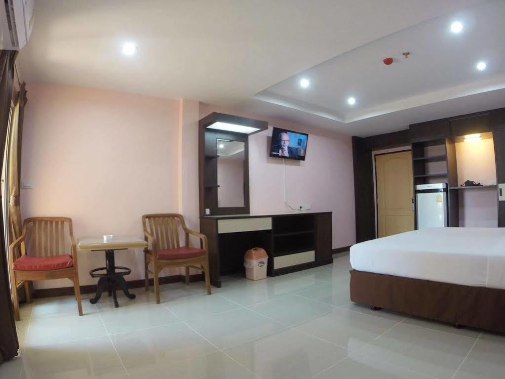 Oyo 523 Aa Pattaya Ville Esterno foto