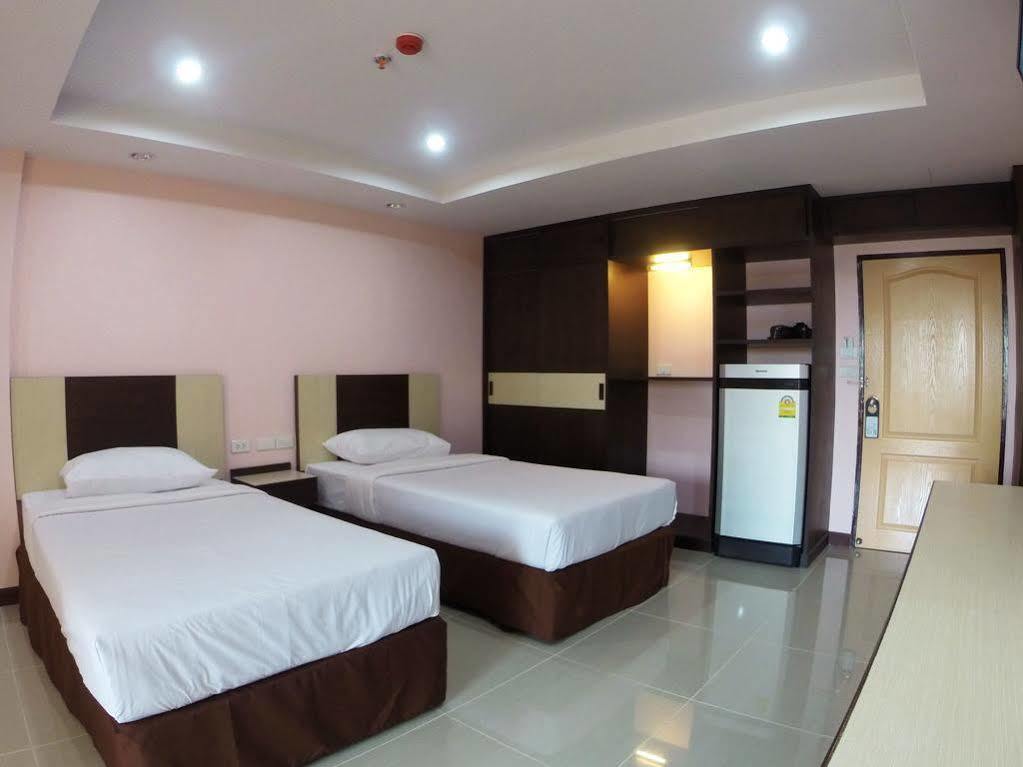 Oyo 523 Aa Pattaya Ville Esterno foto
