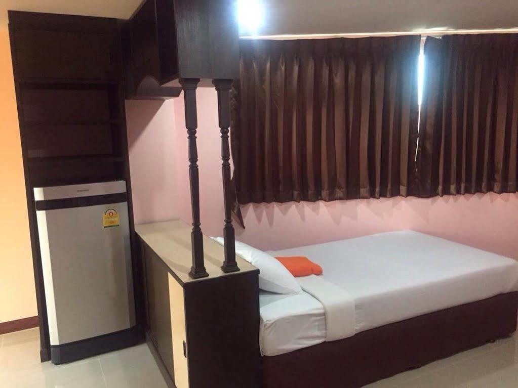 Oyo 523 Aa Pattaya Ville Esterno foto