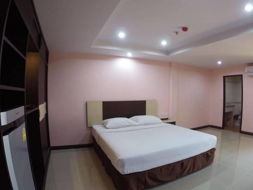 Oyo 523 Aa Pattaya Ville Esterno foto