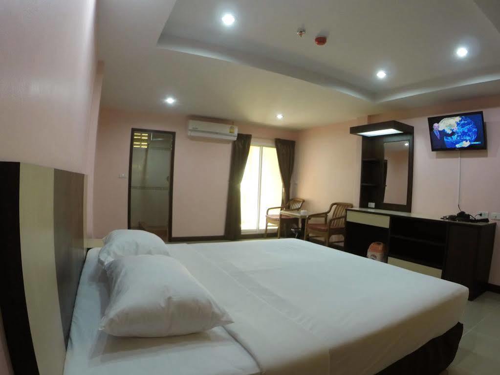 Oyo 523 Aa Pattaya Ville Esterno foto