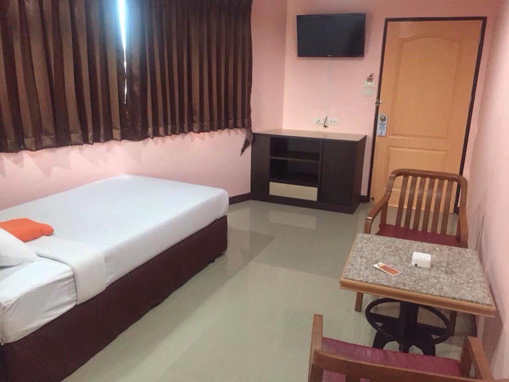 Oyo 523 Aa Pattaya Ville Esterno foto