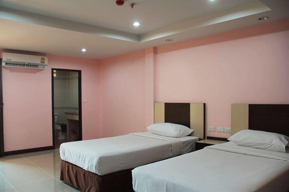 Oyo 523 Aa Pattaya Ville Esterno foto